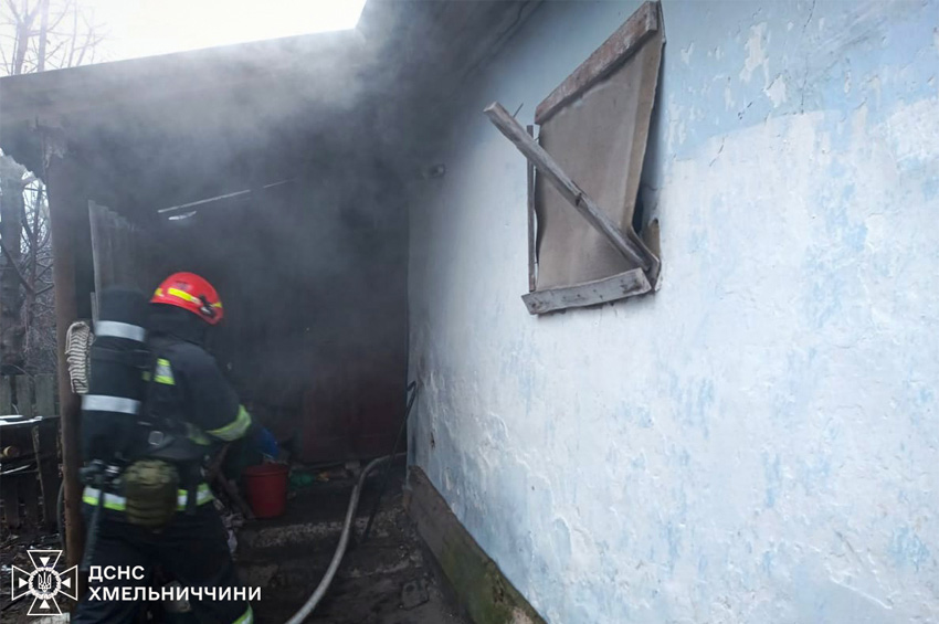 На Хмельниччині під час гасіння пожежі в житловому будинку надзвичайники виявили тіла двох людей
