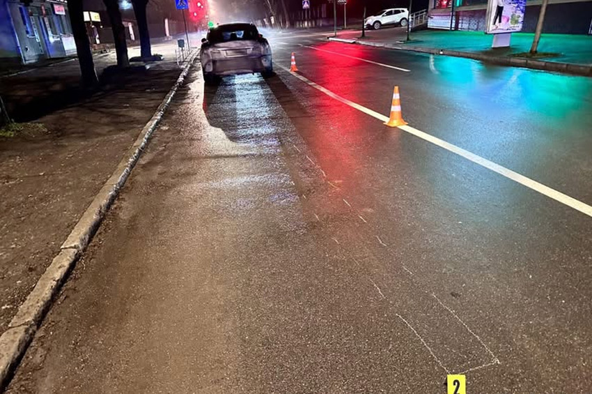 У Кам’янці-Подільському водій автомобіля «Tesla» збив 70-річну пенсіонерку