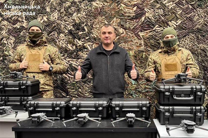 Хмельницька громада передала захисникам 15 квадрокоптерів