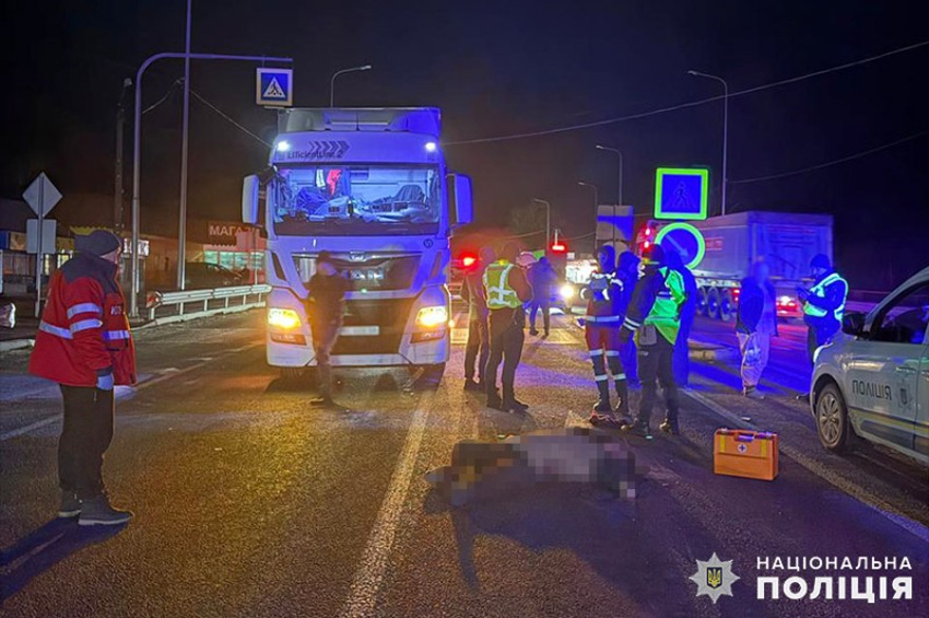 На Хмельниччині вантажівка на смерть збила пенсіонерку на пішохідному переході