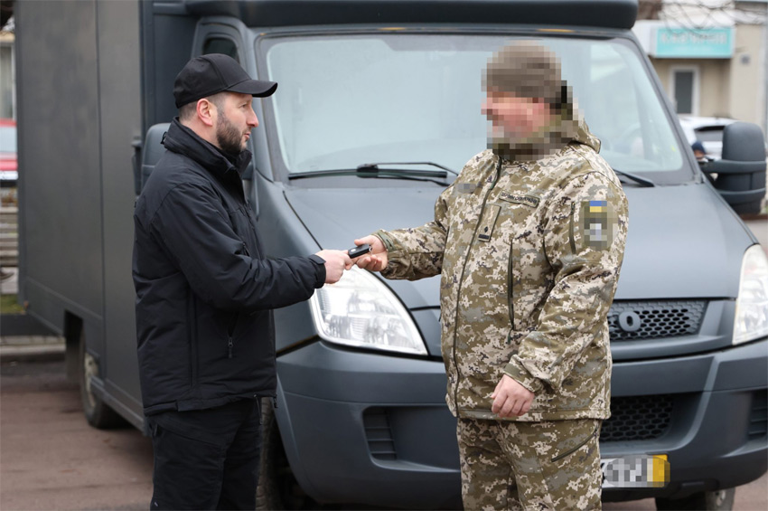 Чергову допомогу захисникам на передову передали волонтери Хмельниччини
