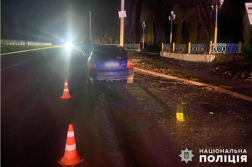 На Кам’янеччині автівка збила пішохідку, яка переходила дорогу на червоне світло