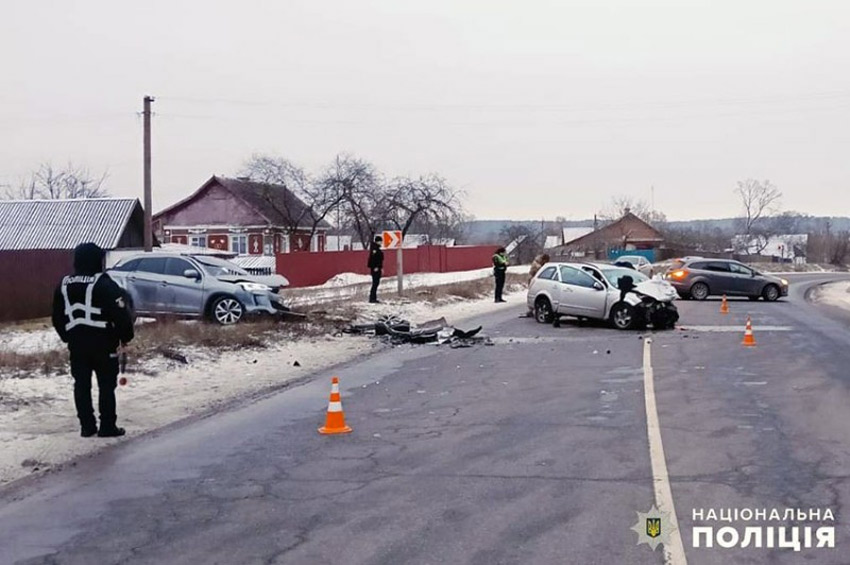 Зіткнення автівок на Шепетівщині: четверо людей травмовано