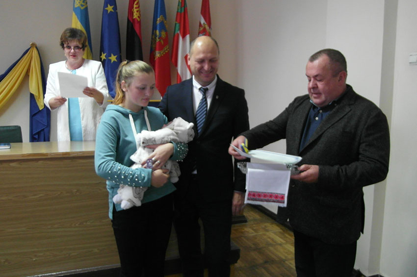 5 дітей-сиріт з Ізяславського району отримали квартири за рахунок Держбюджету