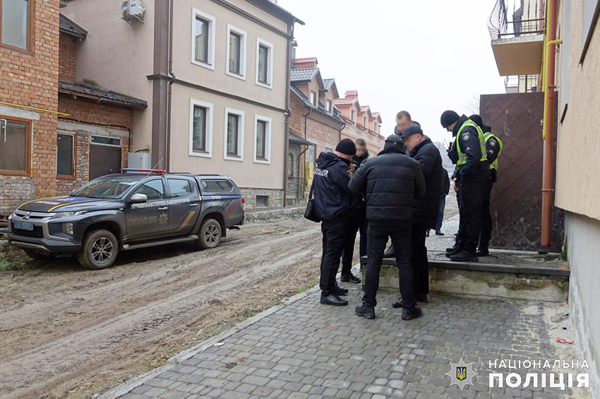 У Кам’янці-Подільському в орендованій квартирі виявили тіла трьох чоловіків