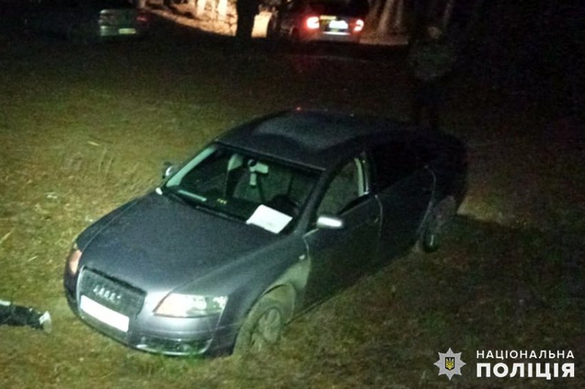На Шепетівщині автівка скотилася з пагорбу та наїхала на водія: чоловік загинув
