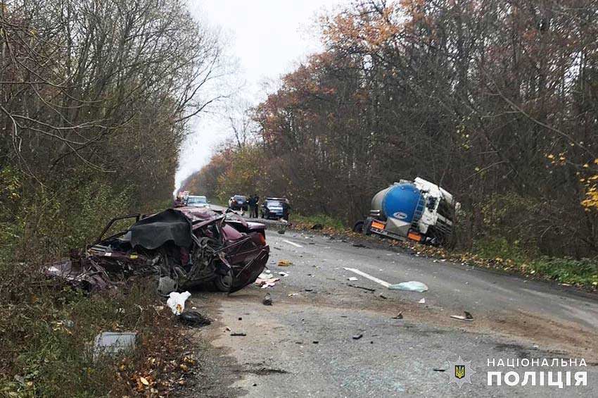 На Шепетівщині автівка вискочила на зустріч фурі