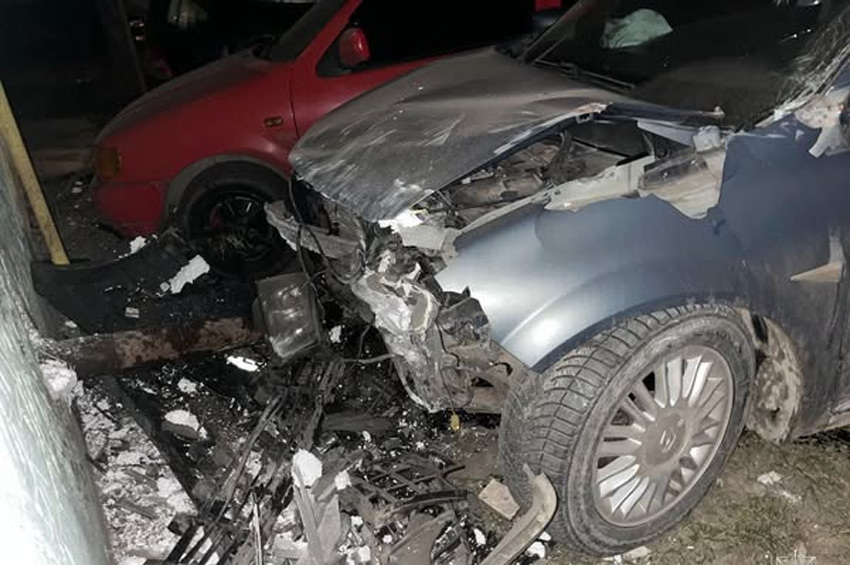 У Хмельницькому вночі п'яний водій в'їхав в огорожу, автівку та будинок