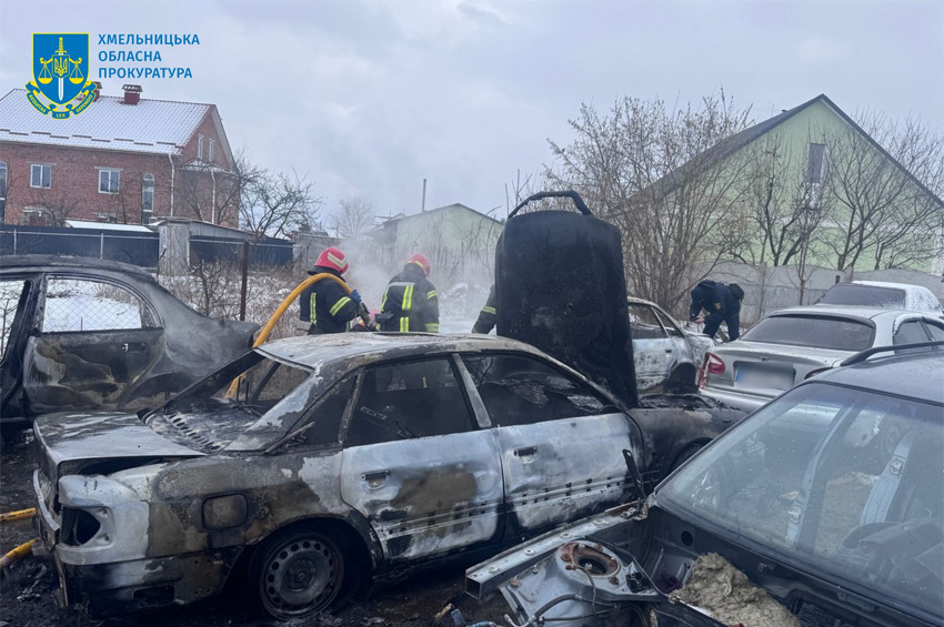У Хмельницькому чоловік через помсту знайомому спалив 4 автівки 