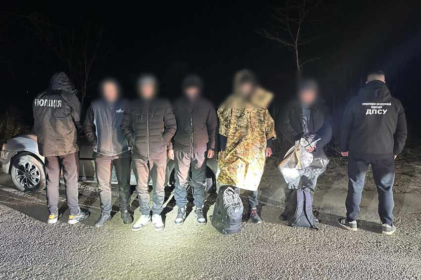 Кілька хмельничан разом з мешканцями Франківщини  намагалися нелегально перетнути кордон
