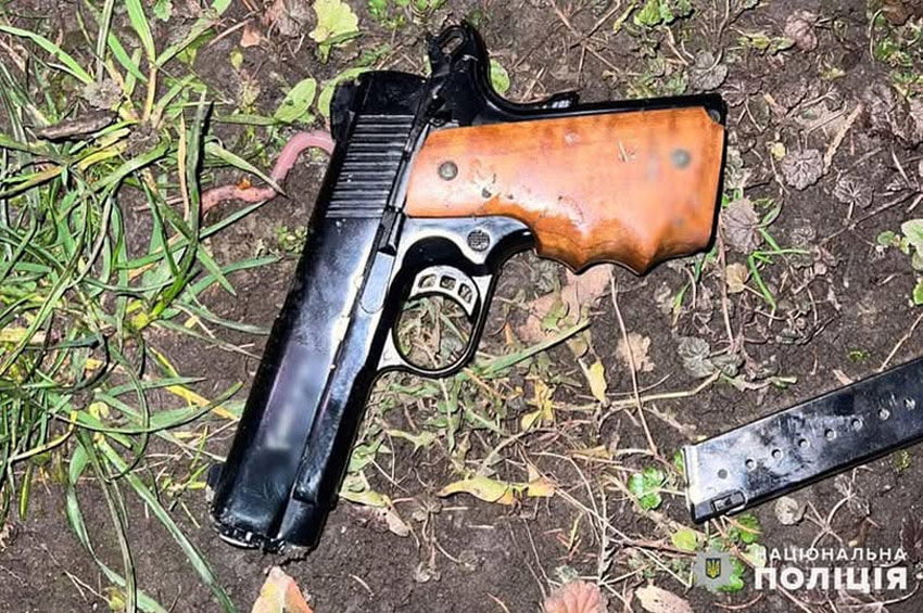 На Красилівщині оголосили підозру чоловікові, який переробив стартовий пістолет на бойову зброю