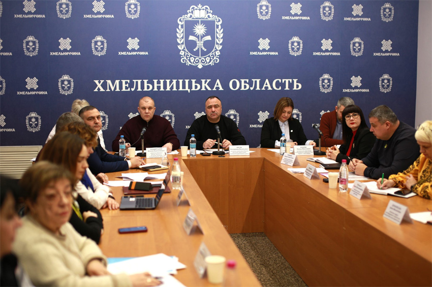 Створення інклюзивного середовища, умови проживання в МТП та мобільний зв’язок в громадах Хмельниччини обговорили в ОВА