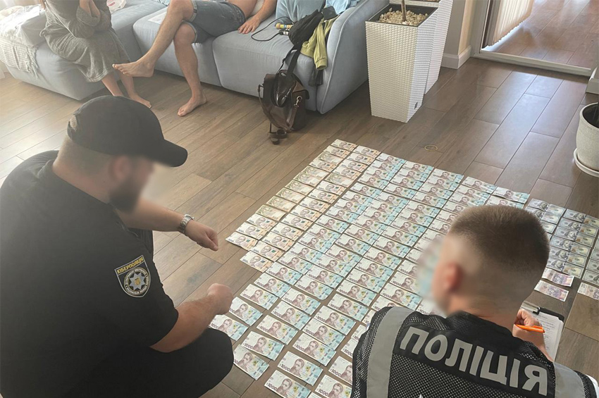 На Хмельниччині викрили підприємців, які продавали підроблені гаджети