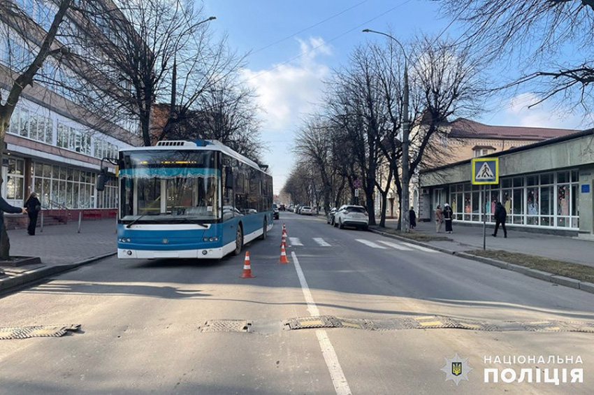 У Хмельницькому тролейбус збив 11-річного хлопчика: дитину госпіталізували до дитячої лікарні