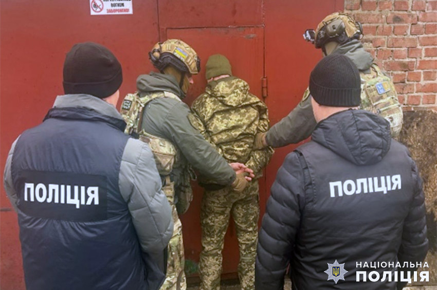 На Хмельниччині військовослужбовець за винагороду обіцяв вирішити питання про відстрочку від служби