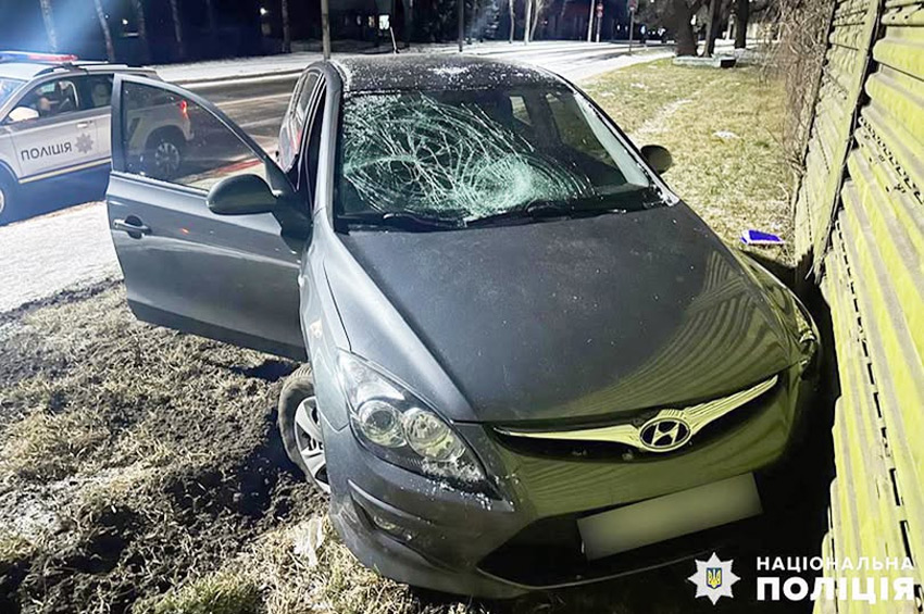 Хмельничанка, керуючи автомобілем «Hyundai», виїхала на тротуарну доріжку й збила 48-річну жінку