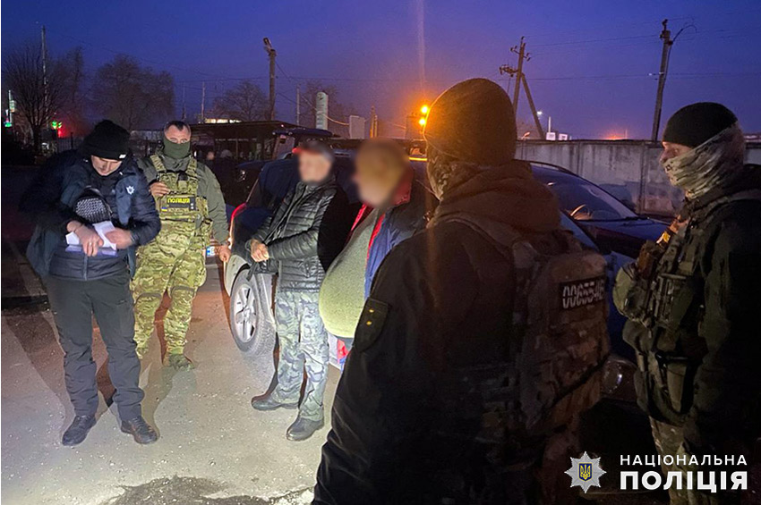 У Хмельницькому псевдоволонтери продавали автівки, отримані як гуманітарну допомогу на ЗСУ