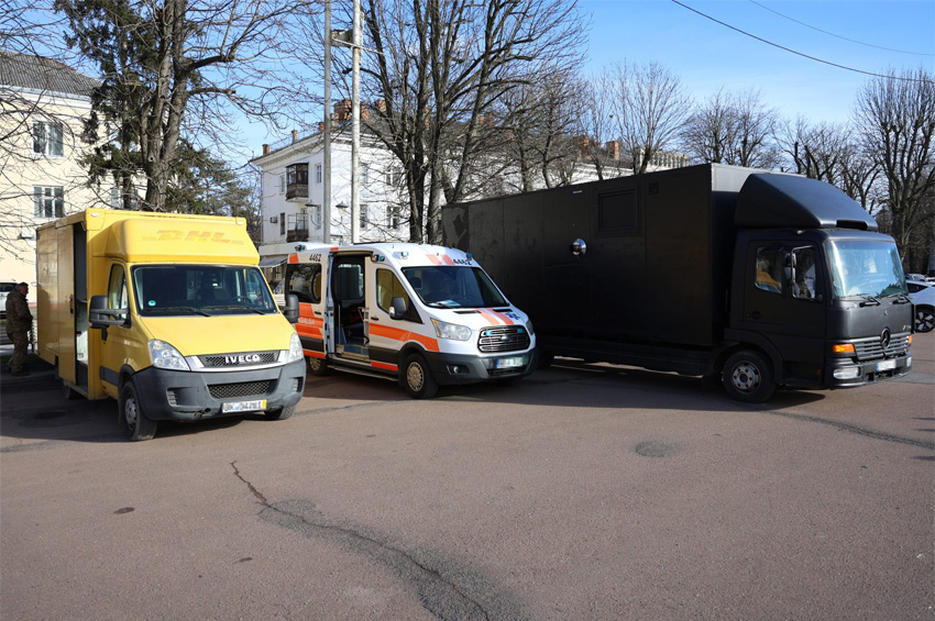 На Хмельниччині військовим передали три автомобілі спеціального призначення
