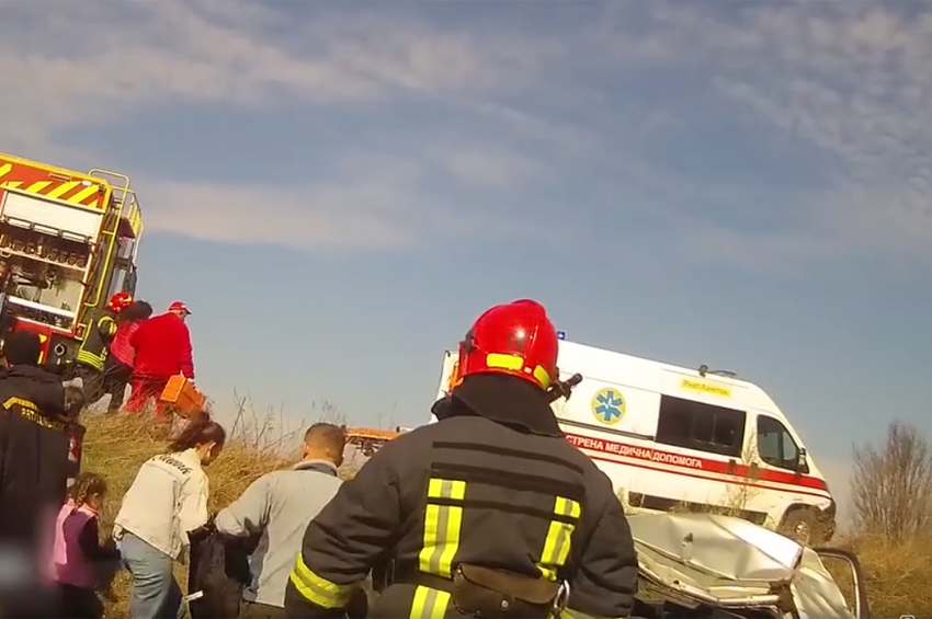 ДТП на Хмельниччині: рятувальники деблокували вагітну жінку з понівеченого авто
