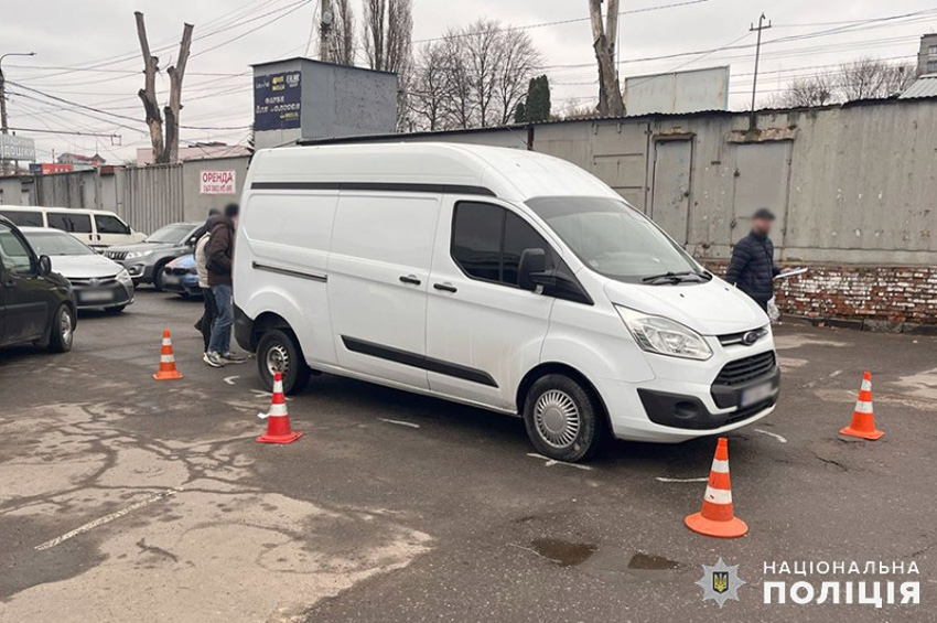 У Хмельницькому на парковці речового ринку збили 82-річну жінку: пенсіонерка померла у лікарні