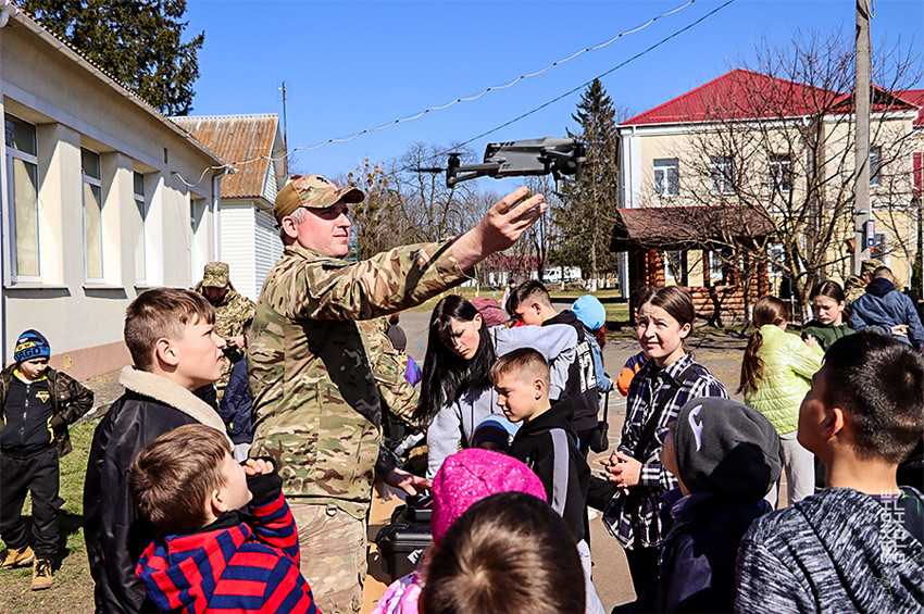 Нетішинські гвардійці провели «урок мужності» для учнів «Плужненського ліцею»