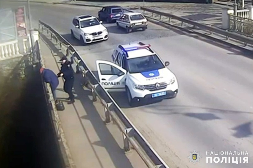 У Камʼянці-Подільському поліцейські офіцери громади врятували життя 34-річному чоловікові