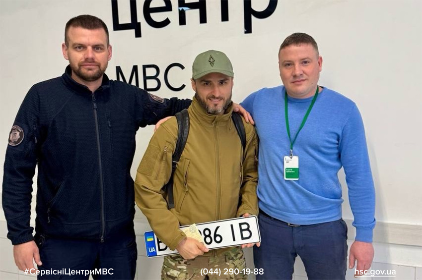 Ігор Ласточкін зареєстрував волонтерський автомобіль у сервісному центрі МВС  у Кам’янці-Подільському