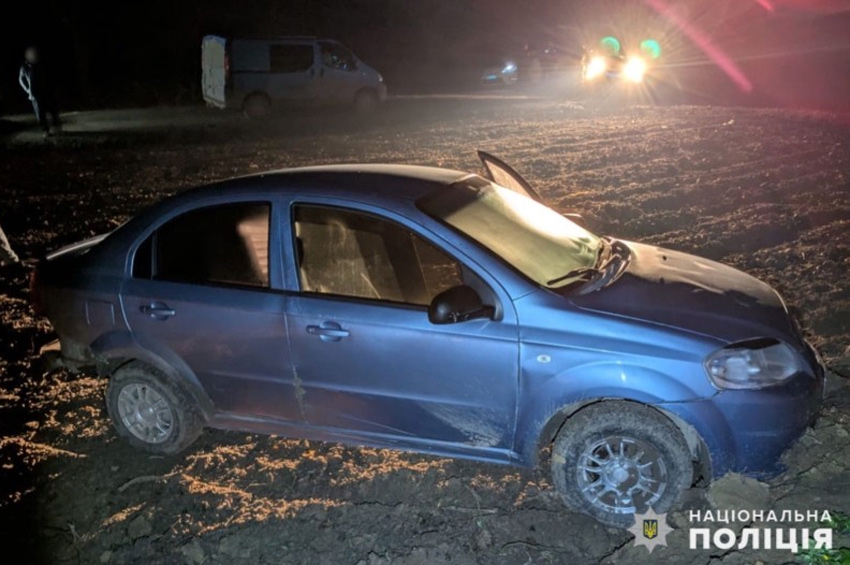 Поки власник скуплявся в магазині, зловмисник змусив пасажирку вийти та викрав автівку