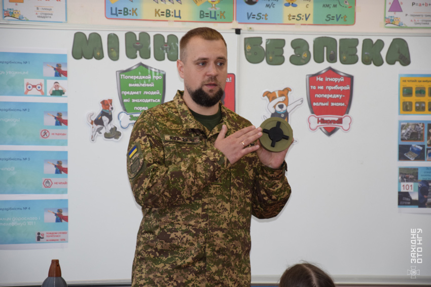 «Не підходь! Не чіпай! Повідом поліцію!» Хмельницькі гвардійці провели урок з мінної безпеки для місцевих школярів