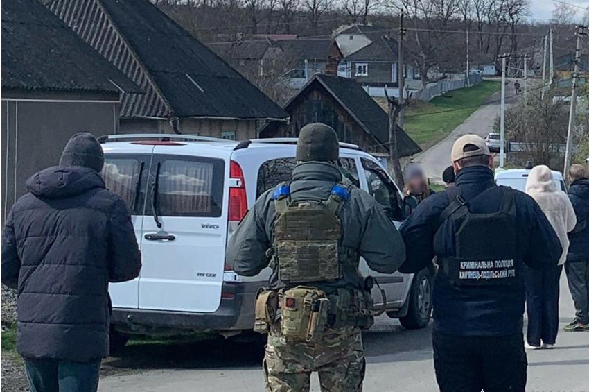 Мешканець Кам'янця-Подільського та посадовець ТЦК організували схему переправлення чоловіків через кордон