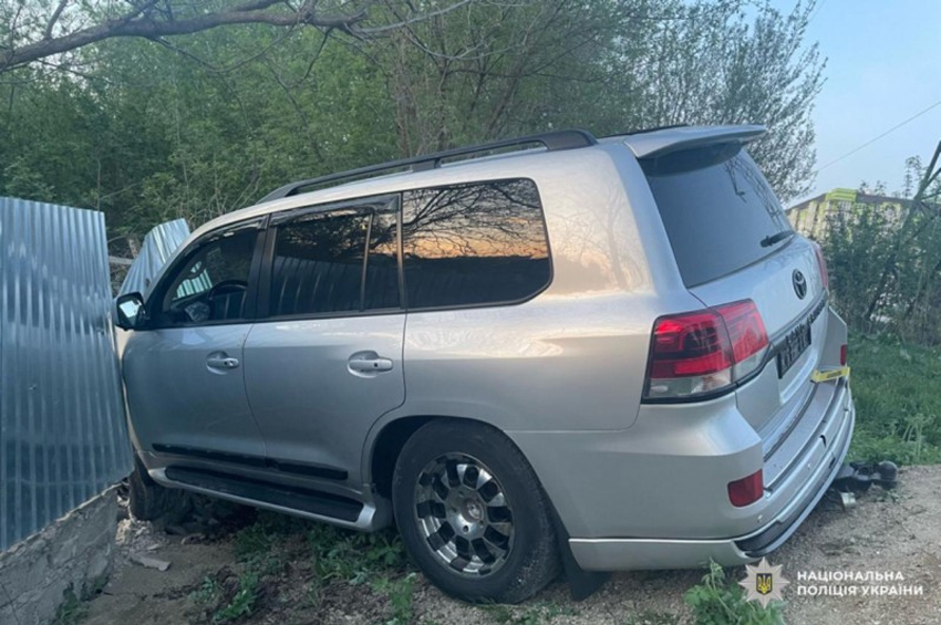 У Камʼянці-Подільському водій автомобіля «Toyota Land Cruiser» в'їхав в металевий паркан