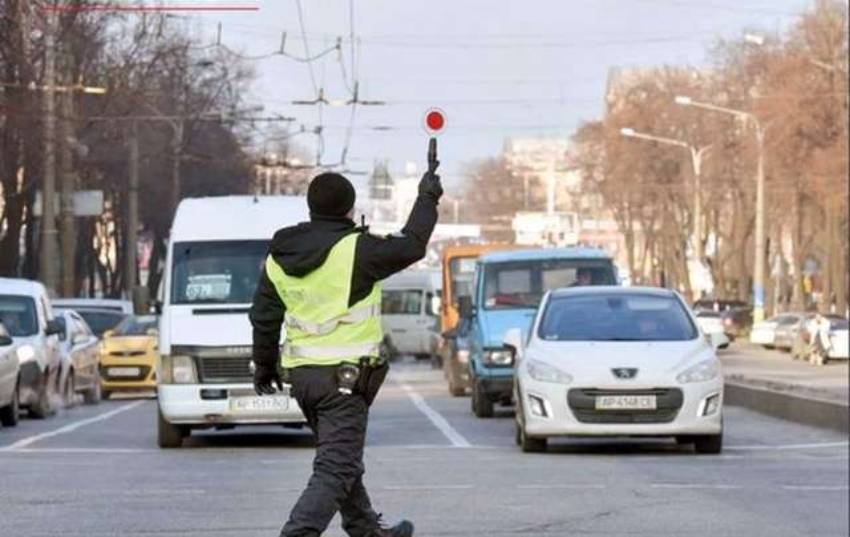 Загальнонаціональна хвилина мовчання: на Хмельниччині поліцейські щоранку нагадуватимуть водіям про необхідність зупинки