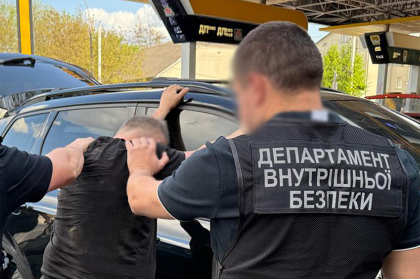 За 10 тисяч доларів мешканець Хмельниччини обіцяв військовослужбовцю допомогти звільнитись зі служби