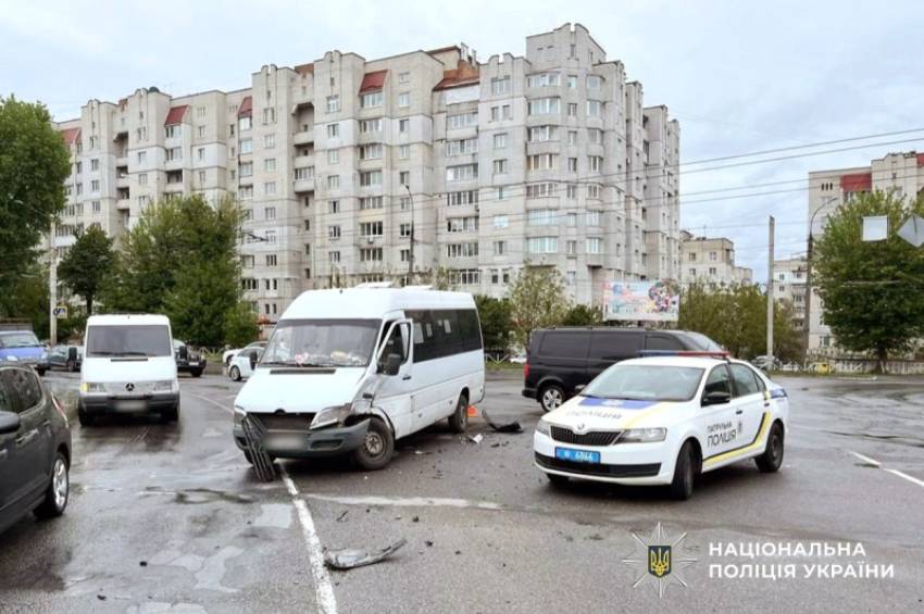 ДТП за участю маршрутного таксі у Хмельницькому