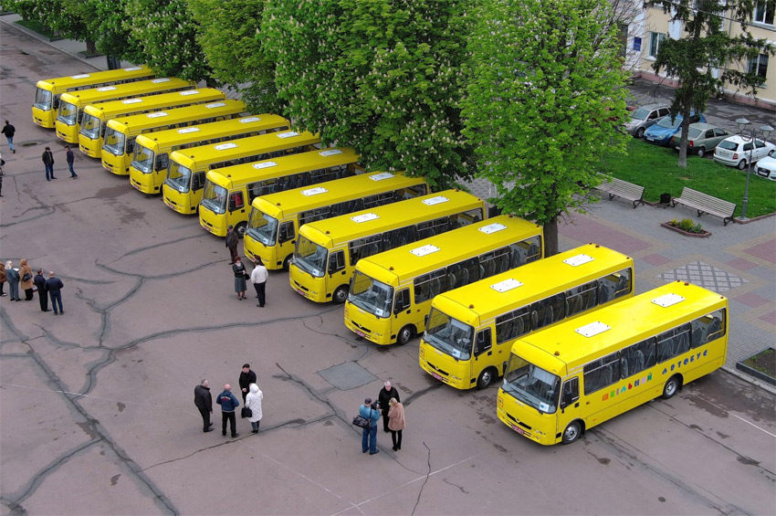 Громади Хмельниччини отримали нові шкільні автобуси в рамках проєкту “Ukraine Facility”