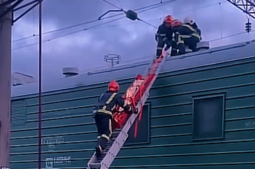 У Хмельницькому підлітка на даху вантажного вагона вразило струмом