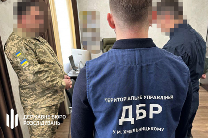 На Хмельниччині затримано проректора військової академії, який змушував підлеглих будувати йому будинок
