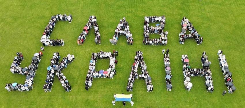 У Хмельницькому політехнічному коледжі відбувся масштабний флешмоб до Дня вишиванки