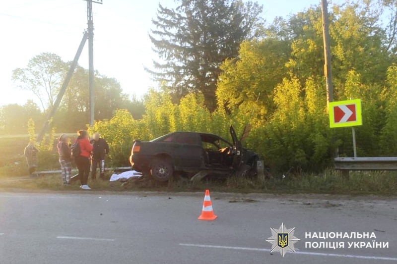 На Волочищині авто влетіло у відбійник: одна людина загинула та одна травмувалась