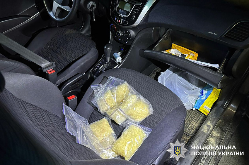 У Камʼянці-Подільському затримали подружжя з великою кількістю психотропів 
