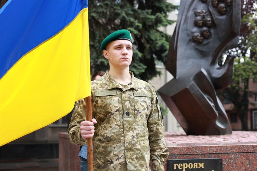 На Хмельниччині вшанували Героїв України