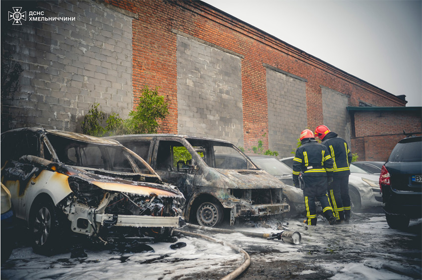 У Хмельницькому внаслідок пожежі знищено три автомобілі, ще два – пошкоджено