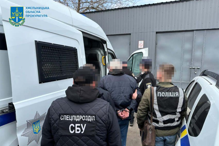 За суму від 7 до 12 тис. доларів митник з Хмельниччини організував переправлення ухилянтів до Румунії