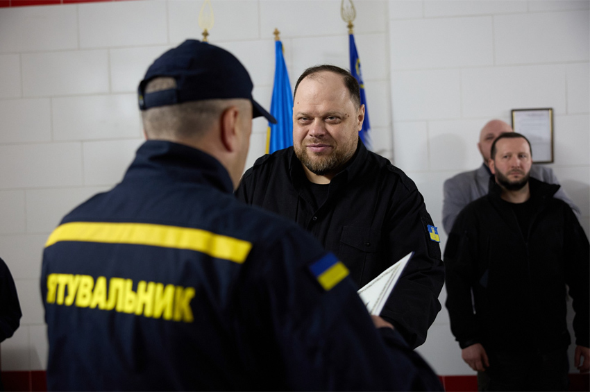 Голова Верховної Ради України відзначив рятувальників, які першими реагують на наслідки обстрілів у Старокостянтинові