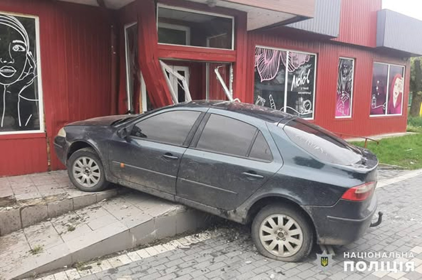 У Шепетівці пʼяний водій вʼїхав у магазин