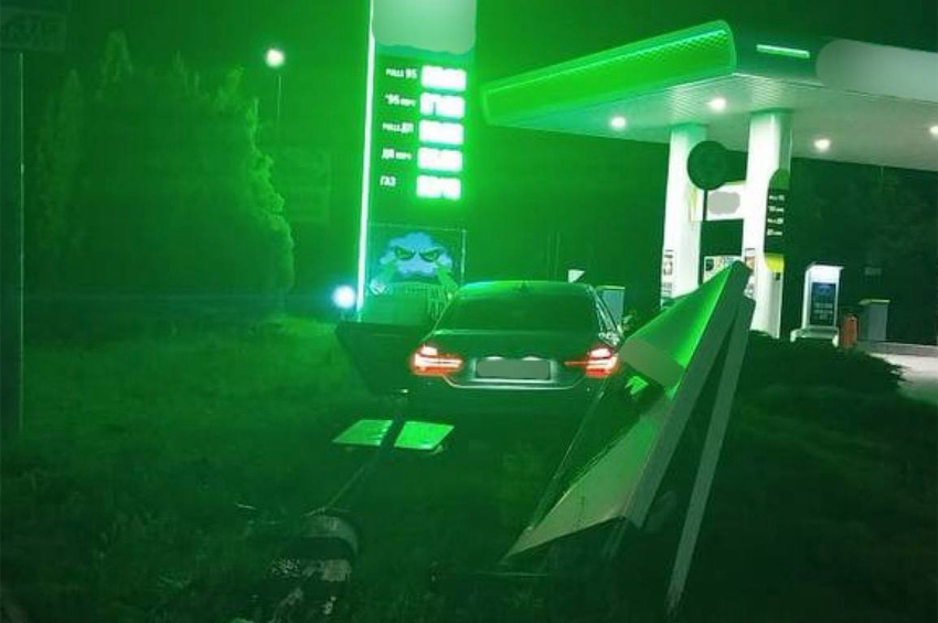 В’їхав у заправку: у Хмельницькому п'яний водій БМВ пропонував хабар патрульним