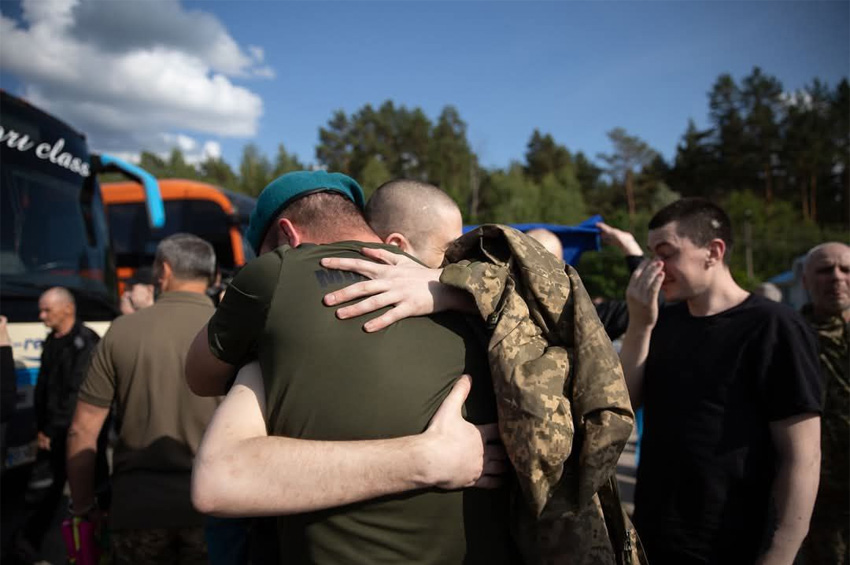 Сьогодні шестеро Захисників з Хмельниччини повернулися з російського полону додому