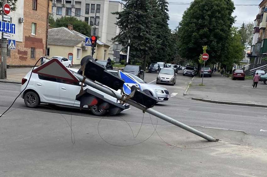 В Хмельницькому патрульні розшукали водія, що «поклав» світлофор на Кам’янецькій