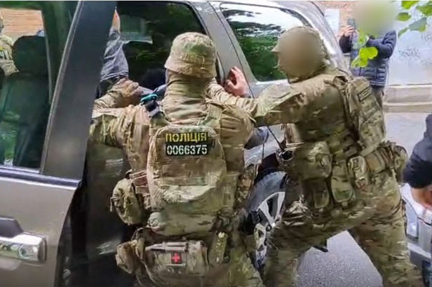 13 тисяч доларів США за «вирішення питання» із ТЦК: на Хмельниччині затримано ексвійськового та його спільника