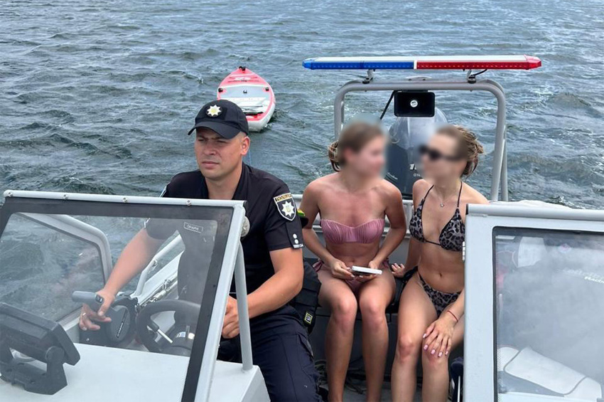 На Дністрі водні поліцейські допомогли відпочивальницям, які через вітер не могли дістатися берега
